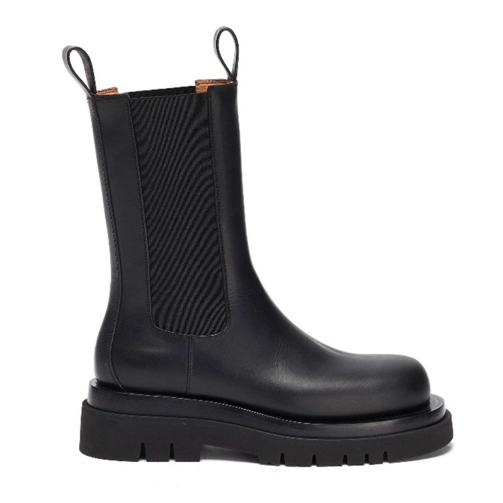 Authentic Bottega Veneta lug sole mid-calf leather Chelsea boots. 🖤